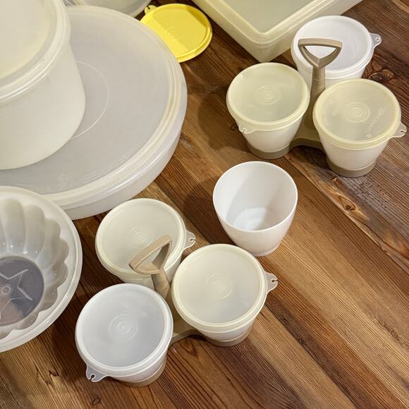 Tupperware Lot 1. Consists of 37 pieces large and small, mostly vintage. Clean. - Picture 4 of 8